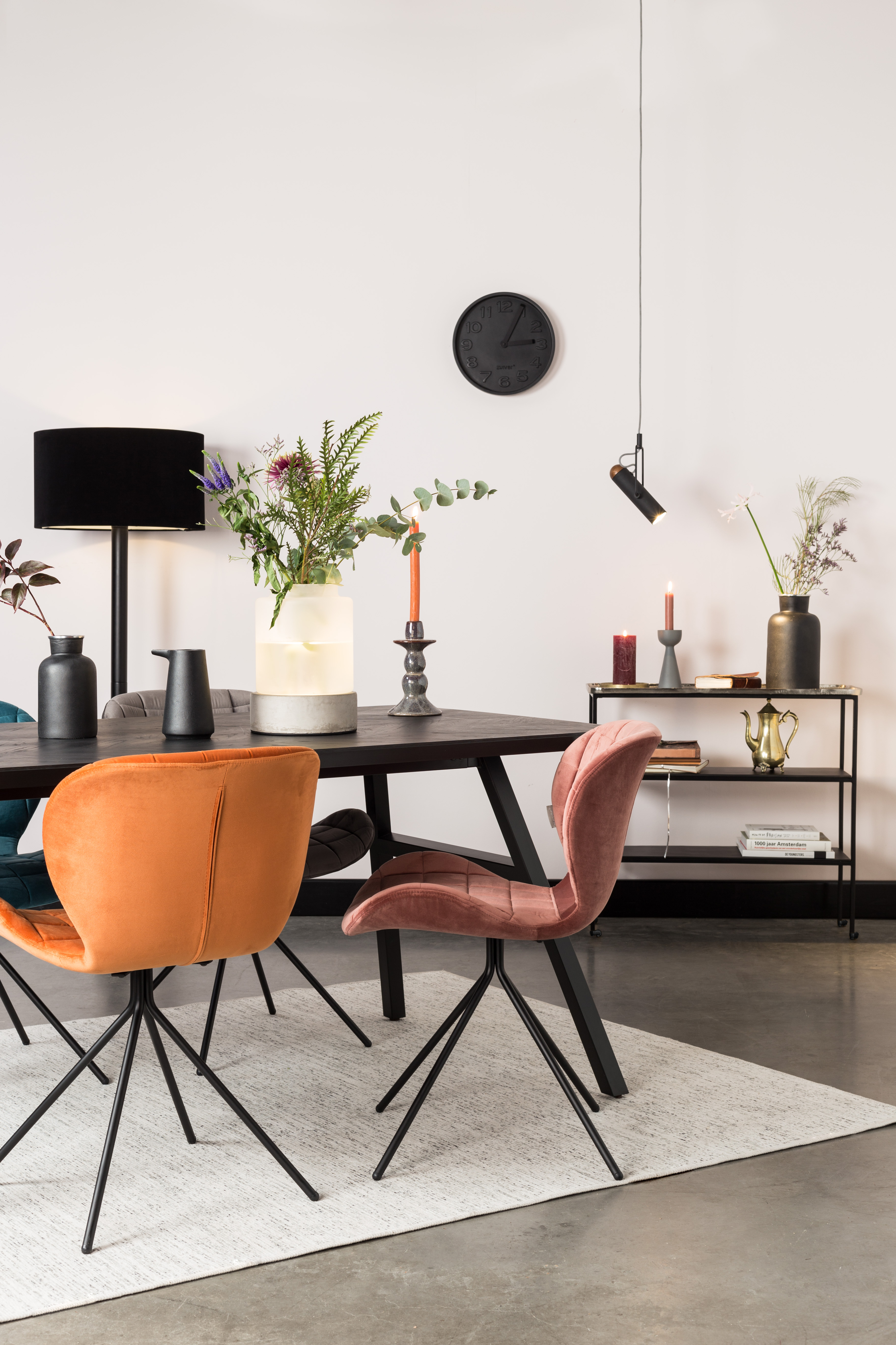 Stijlvol aan tafel met velvet stoelen eLiving Gezellige eetkamer met stoelen en tafel van Zuiver