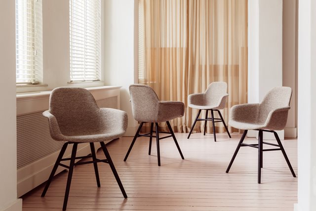 7x Beige eetkamerstoelen