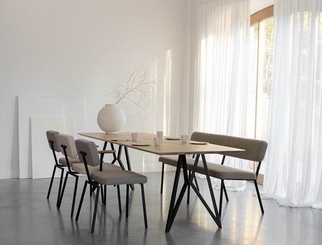 Een eetkamerbank bij de eettafel