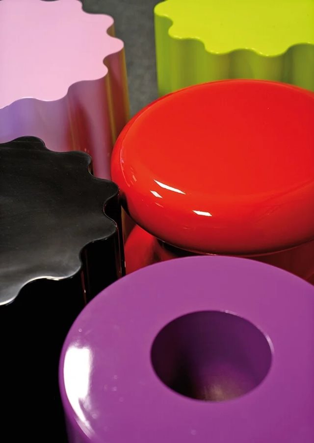 De kracht van gekleurd kunststof in je interieur