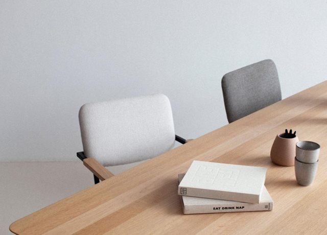 Hoeveel personen passen er aan een Deens ovale tafel?